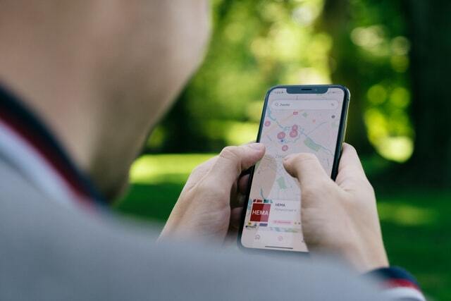 Inwoner met smartphone in het park