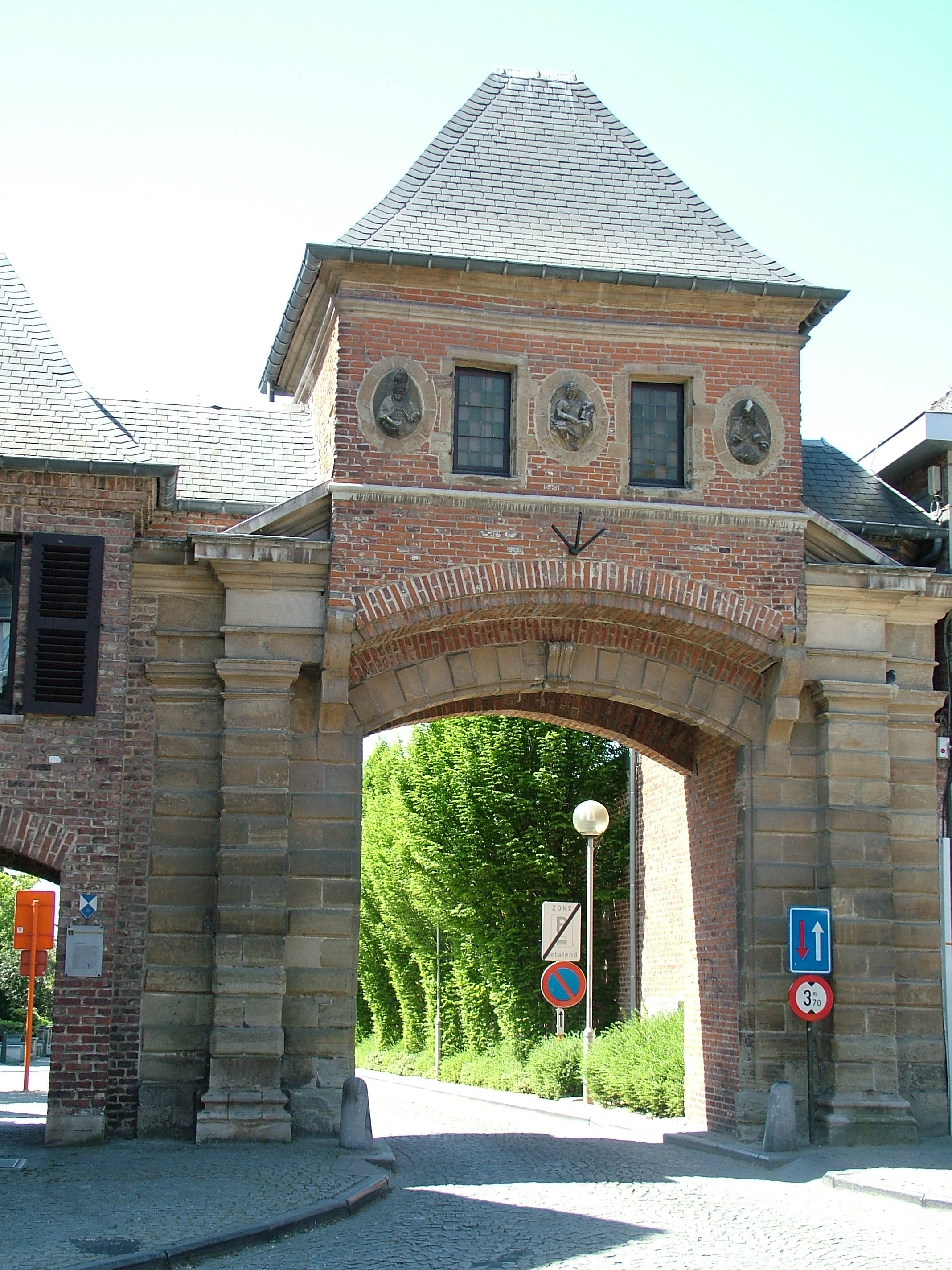 Abdijpoort gevel Weggevoerdenstraat